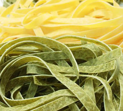 pasta med olika smaker och färger