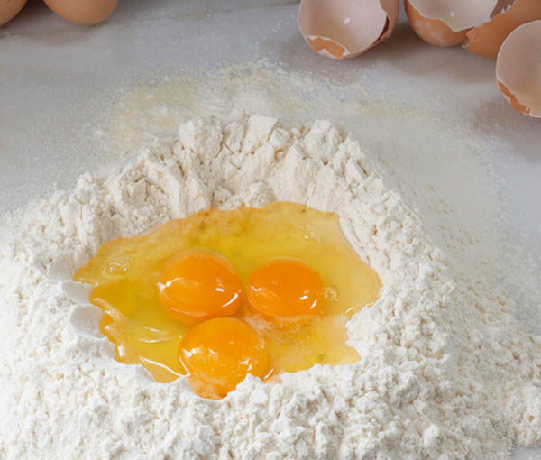 göra färsk äggpasta