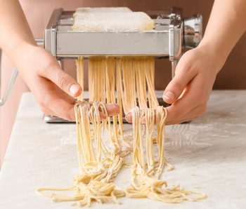 så gör du pasta med en pastamaskin