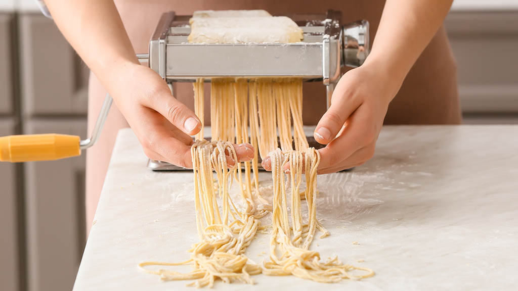 så gör du pasta med en pastamaskin